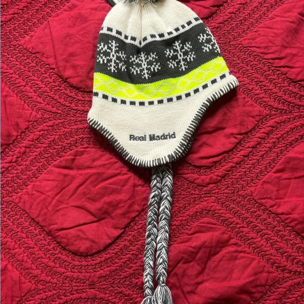 OFFICIAL REAL MADRID BEANIE , 100% ACRYLC